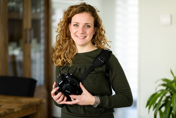 Ingeborg van Bruggen met camera